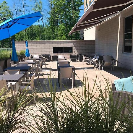 Отель Courtyard By Marriott Montreal West Island/Baie D'Urfe Экстерьер фото