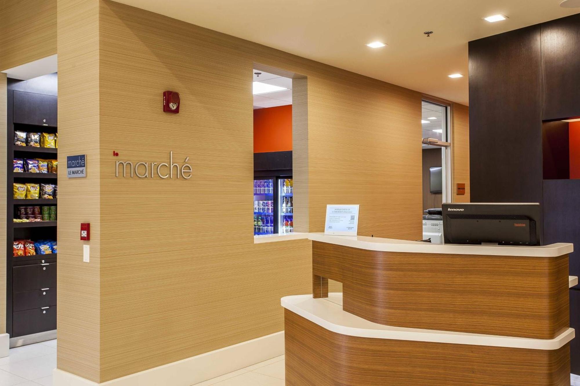 Отель Courtyard By Marriott Montreal West Island/Baie D'Urfe Экстерьер фото