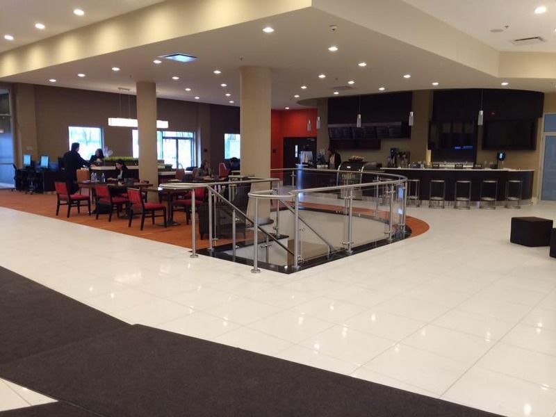 Отель Courtyard By Marriott Montreal West Island/Baie D'Urfe Экстерьер фото